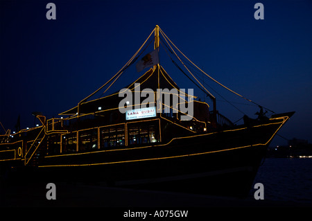 Lampadina accesa dhow Arabo al crepuscolo in attesa per i turisti lungo il Deira Creek Foto Stock
