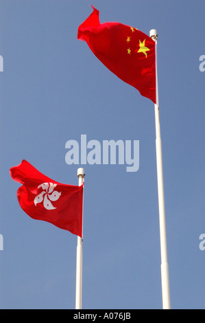 Le bandiere della Repubblica popolare cinese e di Hong Kong Foto Stock