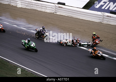 Il Mondiale Superbike crash Brands Hatch round europeo Agosto 2000 Foto Stock