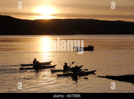 Canoa in Moray Firth al tramonto, Nord Kessock. Inverness-shire. XPL 4241-400 Foto Stock