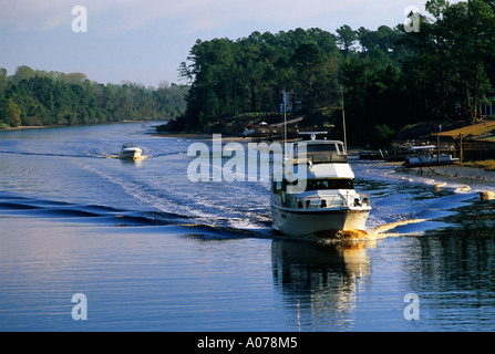 Barche sulla Intracoastal Waterway vicino a Myrtle Beach, Carolina del Sud. Foto Stock