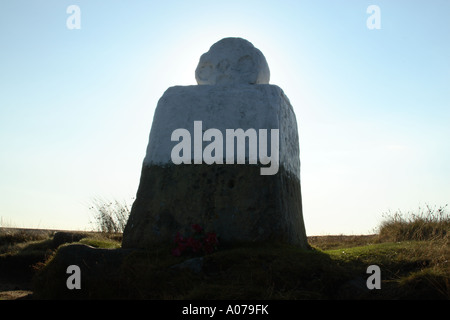 Fat Betty noto anche come croce bianca un antico monumento di pietra sul ventoso Danby alta Moor retroilluminato silhouette di semi Foto Stock