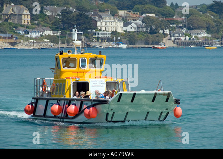 Padstow Black Tor ferry boat con i passeggeri in arrivo dal Rock dopo aver attraversato il fiume di marea Camel estuario del porto di avvicinamento in una calda giornata estiva Foto Stock