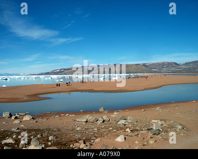 I turisti alla baia di tricheco Groenlandia Foto Stock