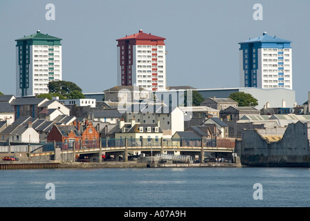 Plymouth tre elevato aumento di blocchi di waterside appartamenti dipinto in diversi colori audaci sollevandosi al di sopra di case e edifici industriali Foto Stock