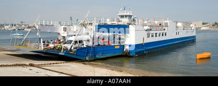 Arriving at Torpoint in Cornwall from Devonport Devon vehicle & pedestrian chain ferry crossing the Hamoaze at estuary of The River Tamar England UK Foto Stock