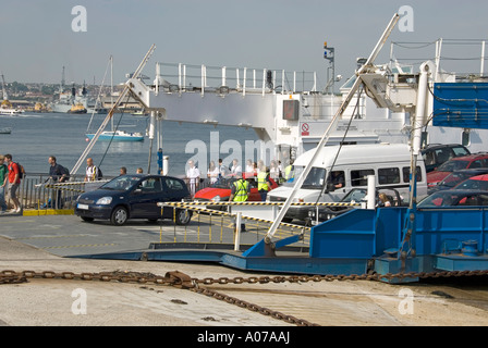 I passeggeri di auto e pedoni lasciano il traghetto della catena del fiume Tamar a Torpoint Cornwall dopo aver attraversato l'estuario del fiume Tamar da Devonport Devon England UK Foto Stock