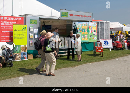 Persone al di fuori del National Farmers Union NFU stand & exhibit al Royal Cornwall County Agriculture Show & Country Fair Wadebridge Cornwall Enganf UK Foto Stock