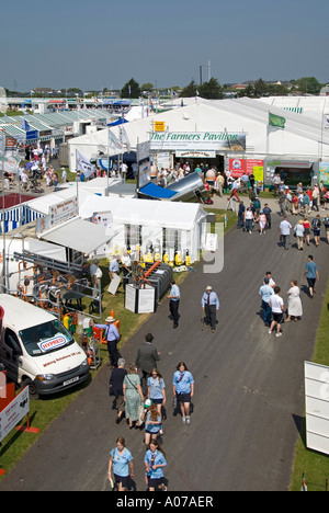 Vista aerea guardando giù le persone occupate presso il Royal Cornwall County Agricultural Show & Country Fair agricoltori Pavilion & commercio sta St Albans Regno Unito Foto Stock