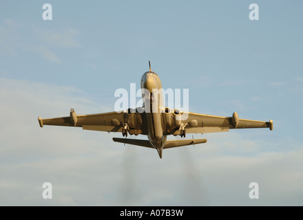 RAF Nimrod HS MR2 a decollare RAF Kinloss Morayshire. 4166-394 XAV Foto Stock