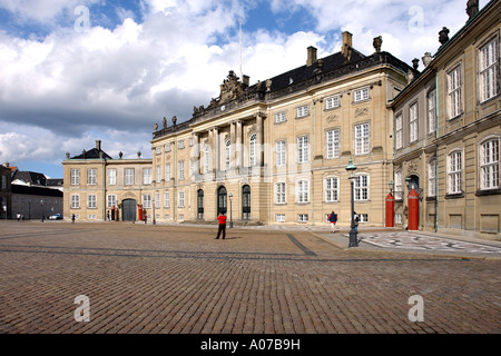 Il Palazzo di Amalienborg a Copenaghen su una soleggiata giornata di settembre Foto Stock