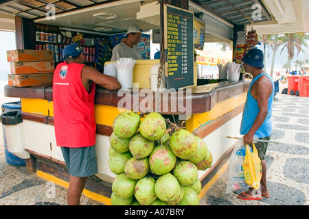 Vendita chiosco refrehsments e acqua di cocco Ipanema a Rio de Janeiro in Brasile Foto Stock