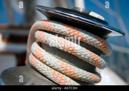 Close up di un verricello e corda su una barca a vela Foto Stock