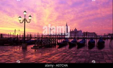 Panoramica di San Giorgio Maggiore dal Molo gondole in primo piano Alba Visualizza Venezia Veneto Italia Foto Stock