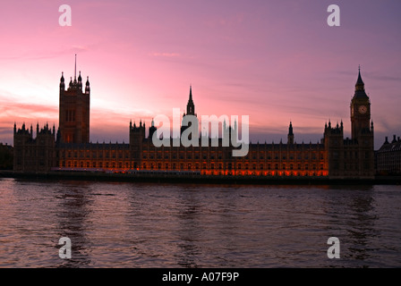 Il Palazzo di Westminster visto dal Tamigi al tramonto Foto Stock