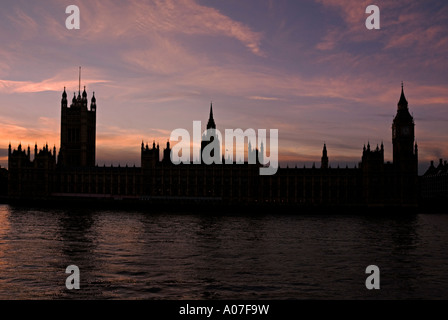 Il Palazzo di Westminster in silhouette vista dal fiume Tamigi al tramonto Foto Stock