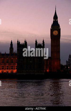 Il Palazzo di Westminster e il Big Ben visto dal Tamigi al tramonto Foto Stock