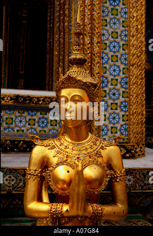 Kinnari figura, kinnari, il Tempio del Buddha di Smeraldo, Wat Phra Si Ratana Sasadaram, Wat Phra Kaeo, Bangkok, Thailandia, Asia Foto Stock