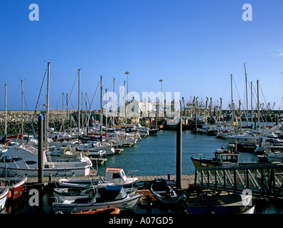 KILMORE QUAY CO WEXFORD REPUBBLICA DI IRLANDA EUROPA Ottobre Yachts e coloratissime barche di pescatori nella marina Foto Stock