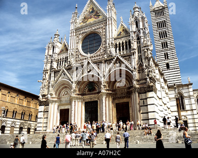 SIENA TOSCANA ITALIA EUROPA può in bianco e nero il Duomo risalente al XII e XIV secolo Foto Stock