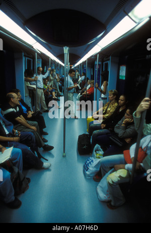 Gli spagnoli, popolo spagnolo, turisti, pendolari, studenti, all'interno, carrozza del treno, la stazione della metropolitana di Madrid, provincia di Madrid, Spagna, Europa Foto Stock
