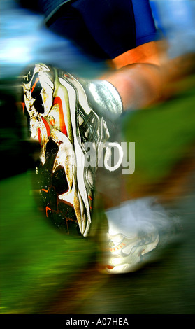 Città, dedizione, orizzontale, offuscata Motion, all'aperto, scena urbana, 30-34 anni, Close-Up, testa e spalle, capelli biondi, Cau Foto Stock