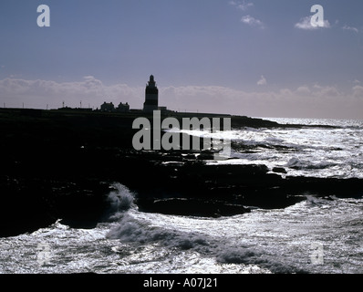 Testa a gancio co wexford REPUBBLICA DI IRLANDA EUROPA Ottobre Faro di Hook su un promontorio roccioso stagliano contro un cielo chiaro Foto Stock