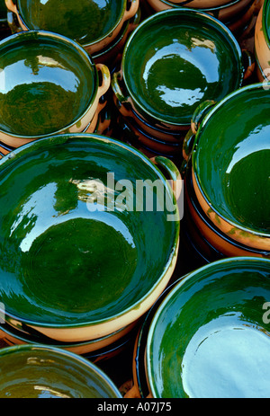 I fornitori di vendita venditori verde in ceramica smaltata presso il mercato del sabato, Mercado Abastos, la città capitale di Oaxaca de Juarez in stato di Oaxaca in Messico Foto Stock