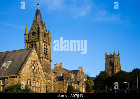 St Cuthberts Scuola e chiesa nei Dales cittadina di ponte Pateley Nidderdale North Yorkshire, Inghilterra Foto Stock