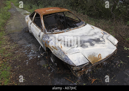 Bruciato auto abbandonate su un bridleway in Chilterns. Foto Stock