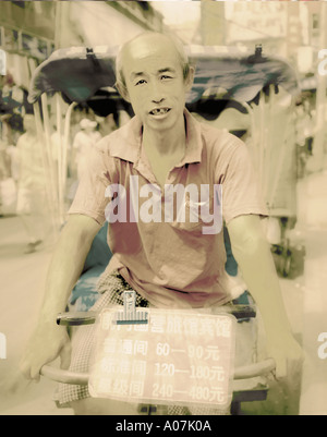 Village, cappello, orizzontale, guardando alla fotocamera, all'aperto, 70's, in Asia, in vista frontale, la testa e le spalle, serio, Cina, Cinese Ethni Foto Stock