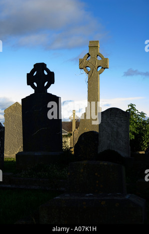 Pietra tombale attraversa della tradizione celtica in un cimitero vicino a Dublino, Irlanda Foto Stock