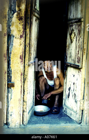 Village, cappello, orizzontale, guardando alla fotocamera, all'aperto, 70's, in Asia, in vista frontale, la testa e le spalle, serio, Cina, Cinese Ethni Foto Stock