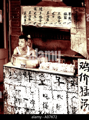 Village, cappello, orizzontale, guardando alla fotocamera, all'aperto, 70's, in Asia, in vista frontale, la testa e le spalle, serio, Cina, Cinese Ethni Foto Stock