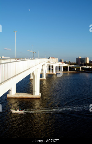 Il Memorial Causeway trasportano traffico tra Clearwater e Clearwater Beach Florida USA. La causeway attraversa il porto Foto Stock