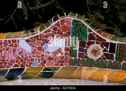 Banco di serpente sulla terrazza principale nel Parco Guell Parc Guell di Antoni Gaudi nella città di Barcellona Barcellona Provincia Spagna Eur Foto Stock