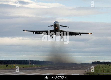 RAF VC 10 a prendere il via Varese Ligure, Morayshire. La Scozia. 3957-377 XAV Foto Stock