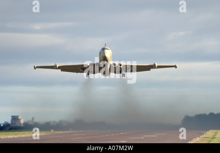 RAF Nimrod HS MR2 a decollare RAF Kinloss Morayshire. 3967-377 XAV Foto Stock