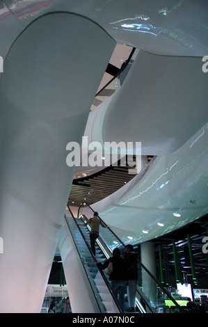 Interior excalators e pozzo luce in magazzini Selfridges Birmingham Bullring REGNO UNITO Foto Stock