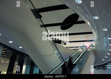 Interior excalators e pozzo luce in magazzini Selfridges Birmingham Bullring REGNO UNITO Foto Stock