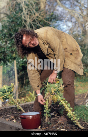 Hugh Fearnley Whittingstall TV Chef alimentari raccoglie i germogli al River Cottage in Dorset Foto Stock