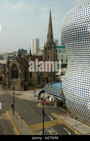 Il contrasto tra la vecchia chiesa e nuovi pannelli di rivestimento dei magazzini Selfridges Birmingham Bullring REGNO UNITO Foto Stock
