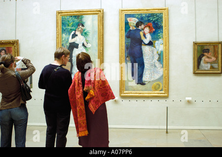 Donne che guardano i dipinti Parigi Francia interni "dipinti impressionisti francesi" Galleria Museo d'Orsay, Museo d'Orsay, Renoir, Parigi, belle arti, Foto Stock