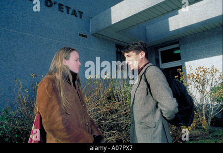 Parigi Francia, adolescenti francesi donne che parlano fuori scuola seria coppia, ragazzo, ragazza in piedi, scuole di tutto il mondo, adolescenti, Foto Stock