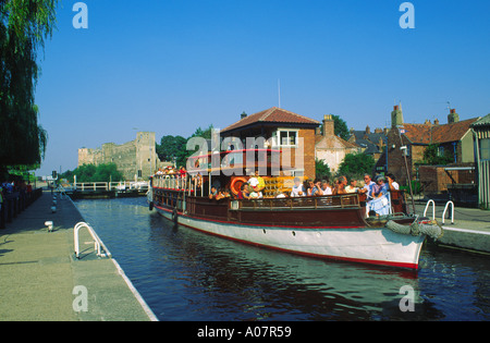 Fiume Trento serratura con una imbarcazione da diporto cruiser e il castello di Newark Nottinghamshire Inghilterra Foto Stock