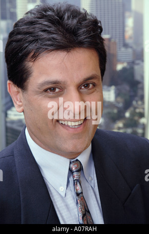 CEO sorridente ritratto nella sua cabina in business suit Foto Stock