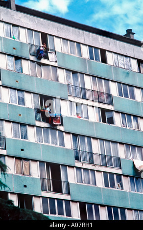 Montfermeil Francia, quartiere parigino degli anni '1960 "Les Bosquets", edificio del consiglio del progetto di edilizia residenziale pubblica, dettaglio architettura di Windows, FACCIATA DI EDILIZIA POPOLARE Foto Stock