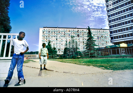 Montfermeil Francia, Parigi 1960 Suburbs 'Les Bosquets' progetti di alloggi pubblici HLM, immigrati africani, ragazzi Hanging out 'Council Estate' Bambini Foto Stock