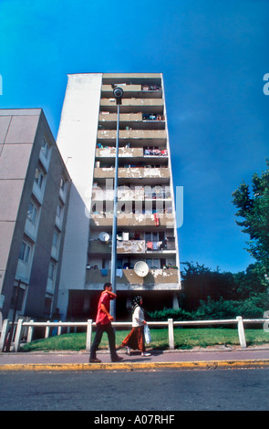 Montfermeil France, Parigi 1960, Suburbs 'Les Bosquets' a basso reddito progetto di alloggio pubblico, HLM, scena di strada, immigrati, design moderno, suburbano, Foto Stock