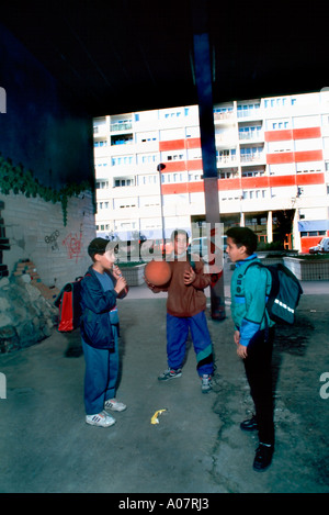 Multiculturale Francia (sobborghi di Parigi) "le Luth" sviluppo di progetti di edilizia popolare a basso reddito giovani ragazzi che parlano, si agganciano, ghetto, ragazzi Foto Stock